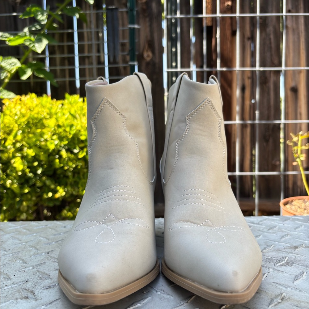 Elegant Cream Western Ankle Boots - Picture 3 of 8